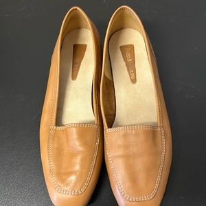 Enzo Angioni Tan Size 8.5 M